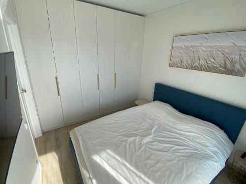 帕兰加Laiminga banga的一间小卧室,配有一张床和白色橱柜