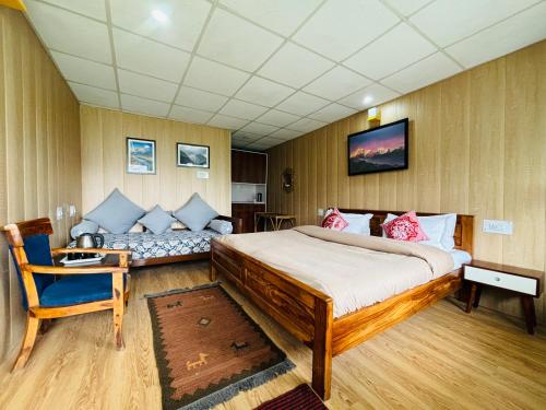 乔斯希马特Himalayan High, Auli, By Himalayan Eco Lodges的一间卧室配有一张大床和一张沙发