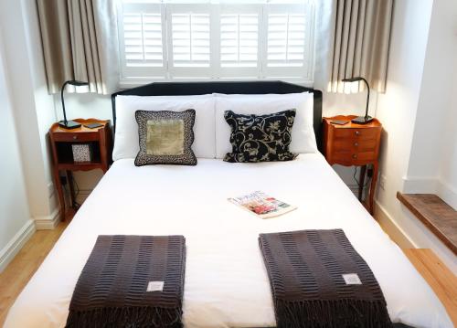 拉伊Rye Treat的卧室配有带枕头的大型白色床