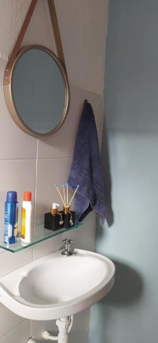 彼得罗利纳Suíte completa em condomínio fechado的一间带水槽和镜子的浴室