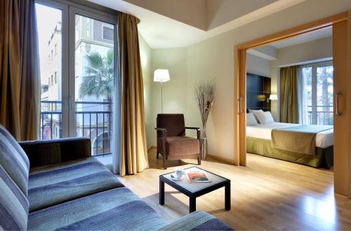 韦尔瓦艾斯塔特索斯酒店的客厅配有沙发和1张床