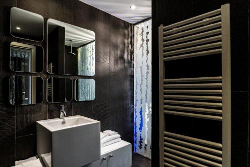 波尔图·埃尔科莱埃尔科莱港口酒店的一间带水槽和镜子的浴室