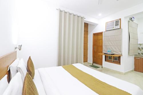新德里Hotel Trendy residency的一间酒店客房 - 带一张床和一间浴室
