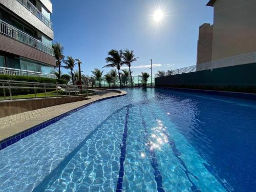 福塔莱萨Beach Way - Apartamento no Porto das Dunas的大楼里一个蓝色的大泳池