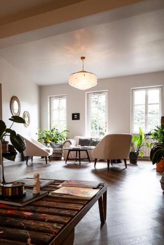 沃勒莱罗斯Maison Grand Sable的客厅配有沙发和桌子
