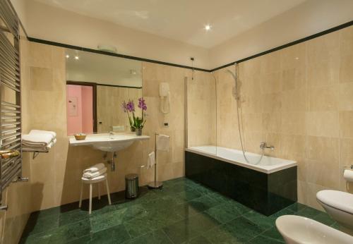 罗马拉佩尔戈拉酒店的带浴缸和盥洗盆的浴室