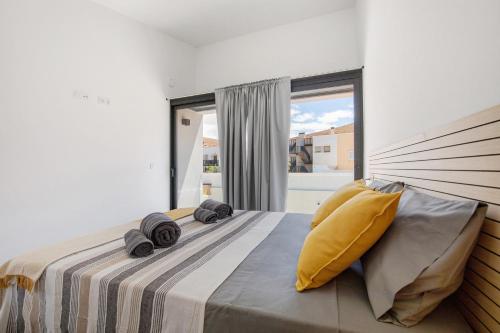 PájaraLas Cuestitas的一间卧室配有一张带黄色枕头的大床