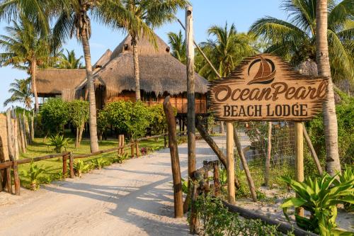 维兰库卢什Ocean Pearl Beach Lodge的海滩小屋前的海滩小屋标志