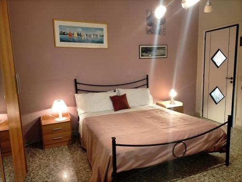 锡拉库扎Sleep In Sicily的一间卧室配有一张床和两张台灯。