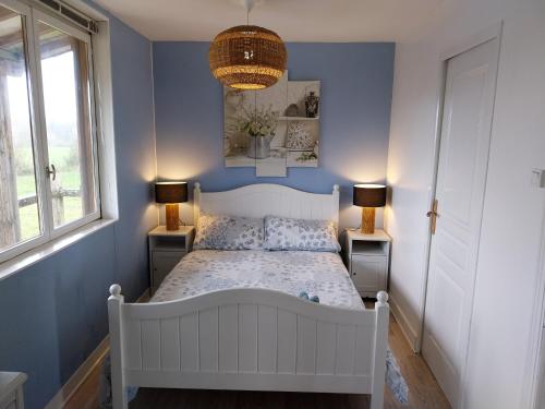 Saint-Pierre-de-FrugieLa Petite Maison à Vieillecour的卧室配有白色的床和两盏灯。