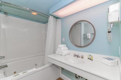 默特尔比奇Newly Renovated King Suite-Ocean Views! Boardwalk 1140的一间带水槽和镜子的浴室