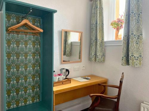 杜伦Ushaw Historic House, Chapels & Gardens的一间带书桌、镜子和椅子的浴室