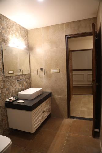 NandiSummer House Nandi Foothills的一间带水槽和镜子的浴室