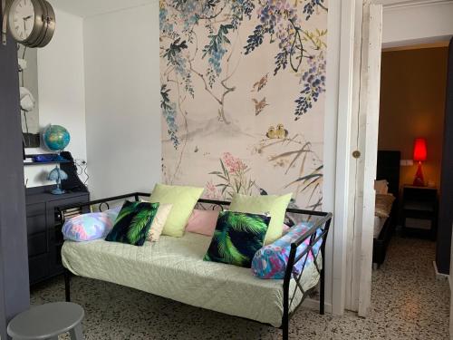 Bera6 Herriko Etxea Plaza的壁纸客房内的一张带枕头的沙发