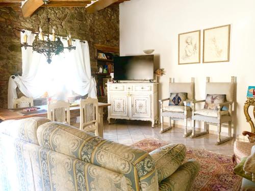 苏韦雷托Casa Malù Suvereto Antica Dimora with two bedrooms的带沙发和电视的客厅