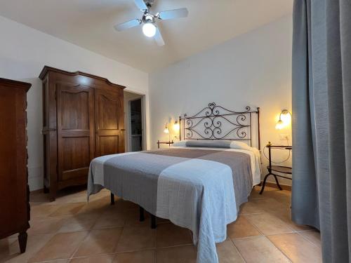 里奥内莱尔巴Agriturismo Paradisa的一间卧室配有一张床和吊扇