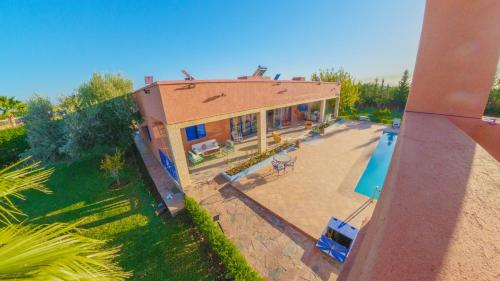 马拉喀什Villa Coup De Cœur的享有带游泳池的房屋的空中景致