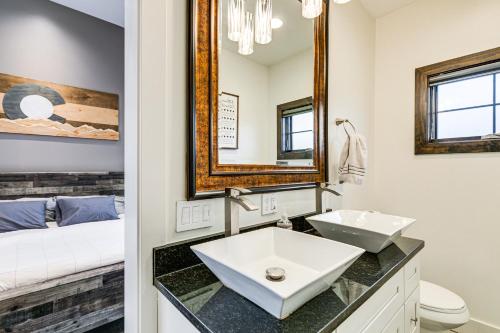 奥马哈Stylish Omaha Home with Balcony - 2 Mi to Downtown!的一间带水槽和镜子的浴室