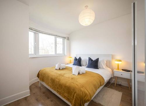 伦敦Pass the Keys Modern Beckenham Apartment fast London train links的白色卧室配有一张带蓝色枕头的大床