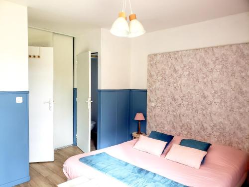 Mons-BoubertLa petite forêt的一间卧室配有一张带蓝色墙壁的大床