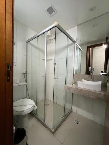 马塞约Mcz Hotel的带淋浴、卫生间和盥洗盆的浴室