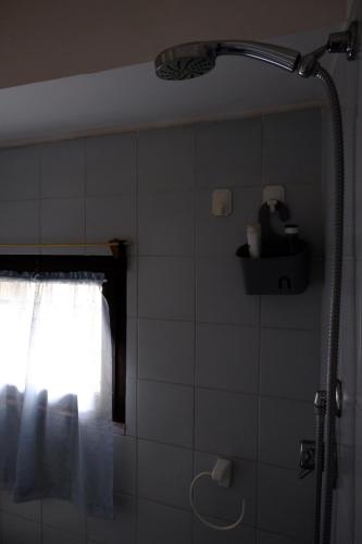 圣杰米尼La casa di una volta的带淋浴和浴帘的浴室