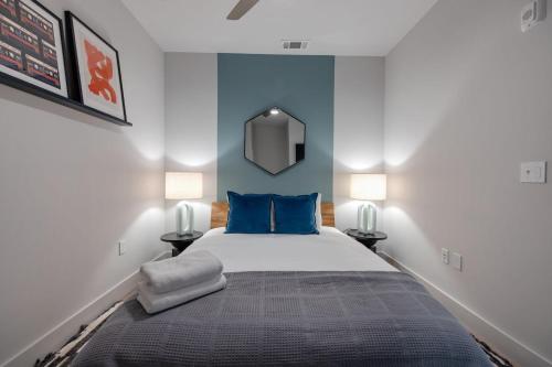 纳什维尔Wonderstruck - Odyssey - Heart of Midtown的一间卧室配有一张带蓝色墙壁和镜子的床