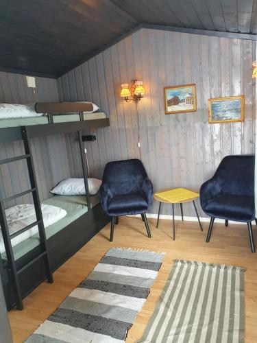 MysusæterBjørgebu Camping AS的一间设有双层床和一张桌子及两把椅子的房间