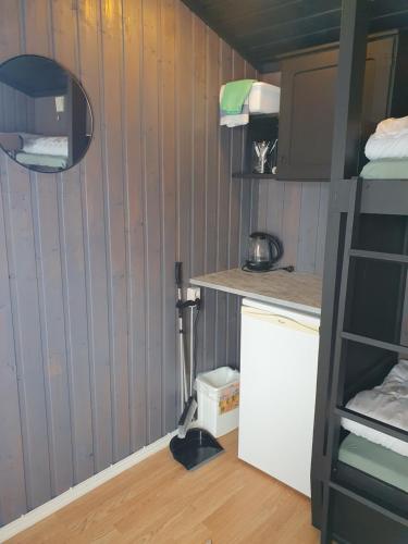 MysusæterBjørgebu Camping AS的一间小房间,设有厨房和一张双层床
