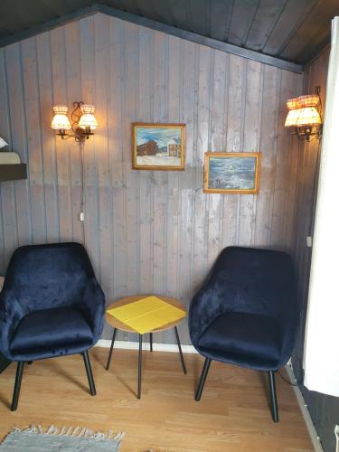 MysusæterBjørgebu Camping AS的房间里的两张椅子和一张桌子
