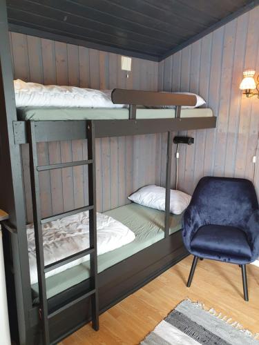 MysusæterBjørgebu Camping AS的带两张双层床和椅子的房间