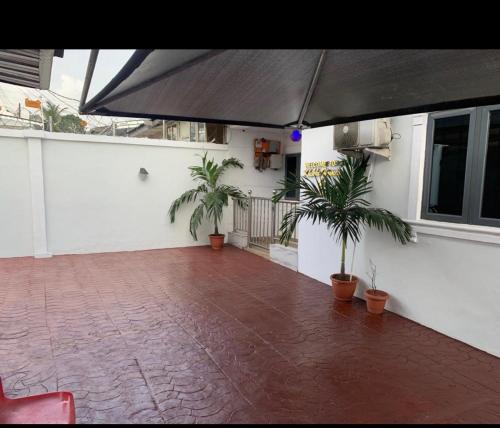 拉各斯Kings Lux Home的一个带两棵棕榈树和遮阳伞的庭院