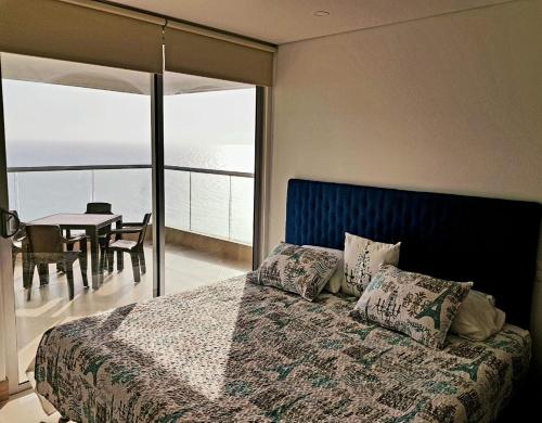 卡塔赫纳Palmetto Sunset Balcones con vista al mar Cartagena的一间卧室设有一张床,享有海景