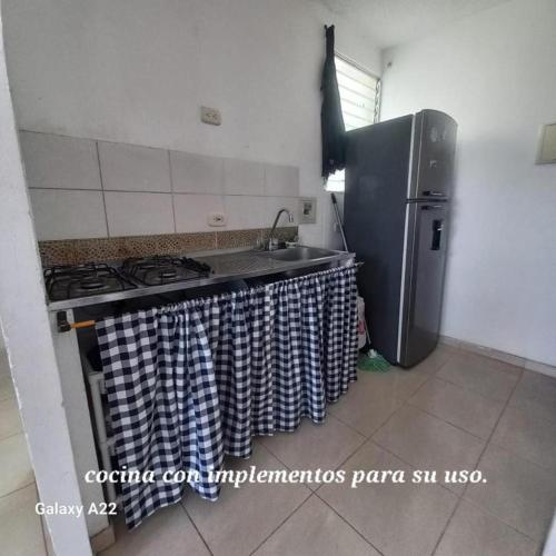 巴耶杜帕尔APARTAMENTO AMOBLADO - SIN AIRE ACONDICIONADO的厨房配有炉灶和冰箱。