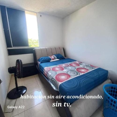 巴耶杜帕尔APARTAMENTO AMOBLADO - SIN AIRE ACONDICIONADO的一间小卧室,卧室内配有一张床铺