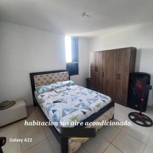 巴耶杜帕尔APARTAMENTO AMOBLADO - SIN AIRE ACONDICIONADO的一间卧室配有一张床和一个木制橱柜