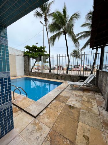 福塔莱萨Sonho de Iracema Hostel Boutique的一座棕榈树游泳池,享有海景
