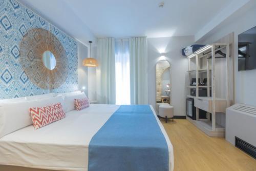 加的斯Soho Boutique Cádiz的一间卧室设有一张蓝色墙壁的大床
