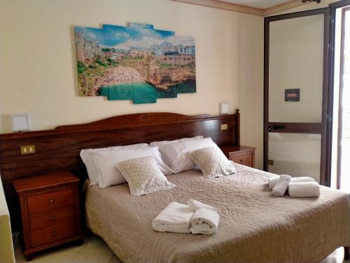 斯克佩罗格鲁特泰斯莉酒店的一间卧室配有一张大床和毛巾