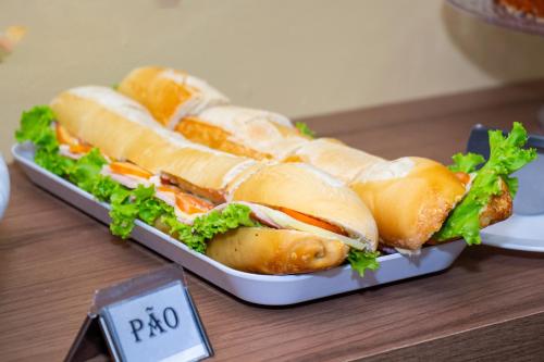 马瑙斯Plaza Prestige Hotel Manaus的一张桌子上摆着三明治的托盘