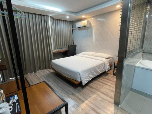 曼谷Bangkok City Link Hotel的一间酒店客房 - 带一张床和一间浴室