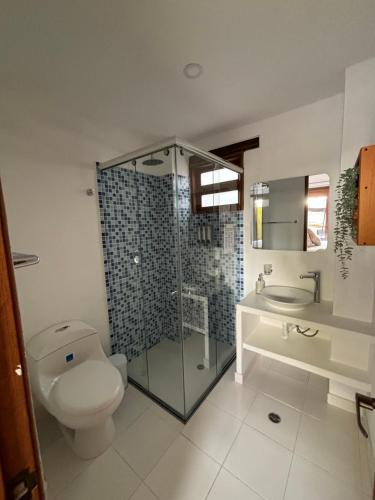 莱瓦镇Hotel El Embrujo的浴室配有卫生间、淋浴和盥洗盆。
