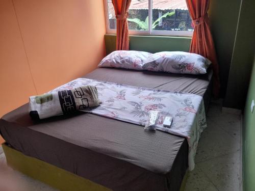 阿卡西亚斯Hotel Mar Azul的带窗户的客房内设有两张单人床。