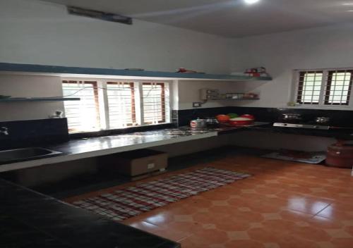 ChegātWhite Rose的厨房配有水槽和台面