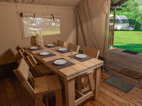 鲁茵乌尔德Safaritent Suikerpeer的帐篷内的木桌和椅子