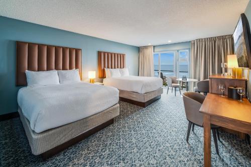新港The Whaler的酒店客房配有两张床和一张书桌