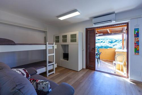马里纳·迪·波迪斯科Portisco Living的一间配备有沙发及双层床的客房