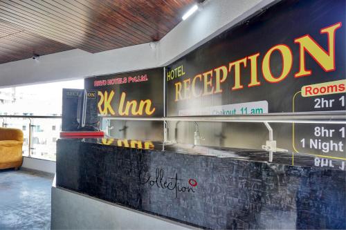 浦那OYO Collection O Hotel Rk Inn的墙上有标志的餐厅