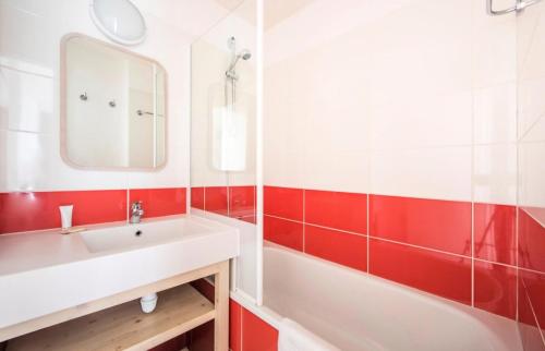 阿沃里亚兹Résidence Antarès - maeva Home - 2 Pièces 7 Personnes Sélection 22的浴室配有白色水槽和浴缸。
