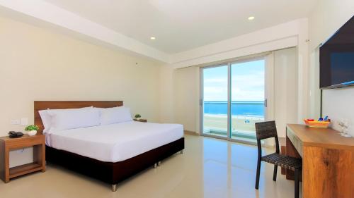 卡塔赫纳海滨夏日酒店的一间卧室配有一张床,享有海景